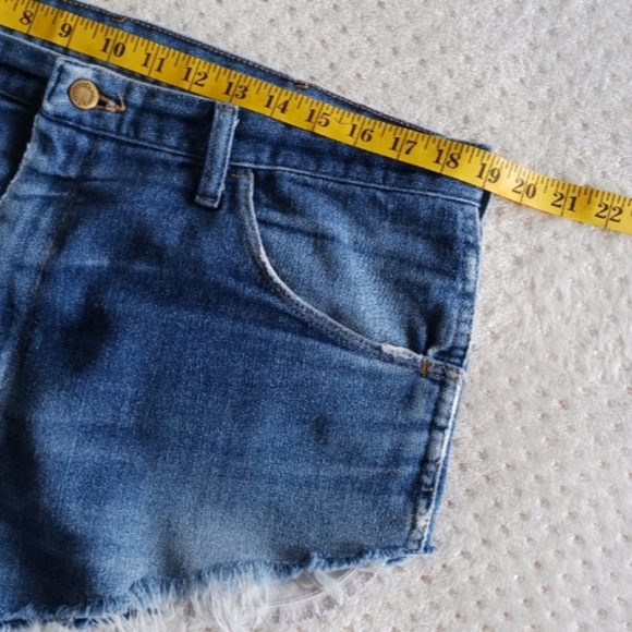 Wrangler Vintage Custom Denim Jean Cut-Off Shorts - Picture 4 of 16
